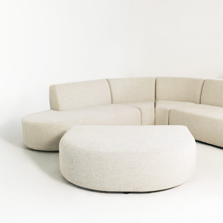 Nowoczesna sofa modułowa tapicerowana.