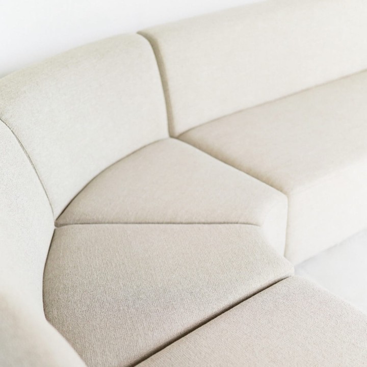 Nowoczesna sofa modułowa tapicerowana.