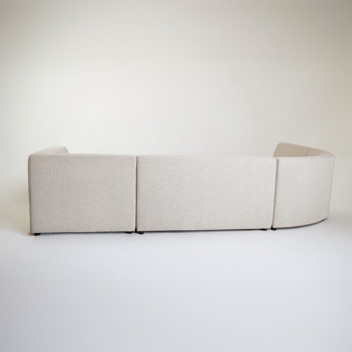 Nowoczesna sofa modułowa tapicerowana.